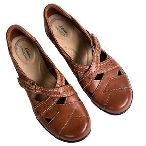 EUC Clarks Leather Ashland Spin Flats
Brown Size 7.5 Retail $100.00